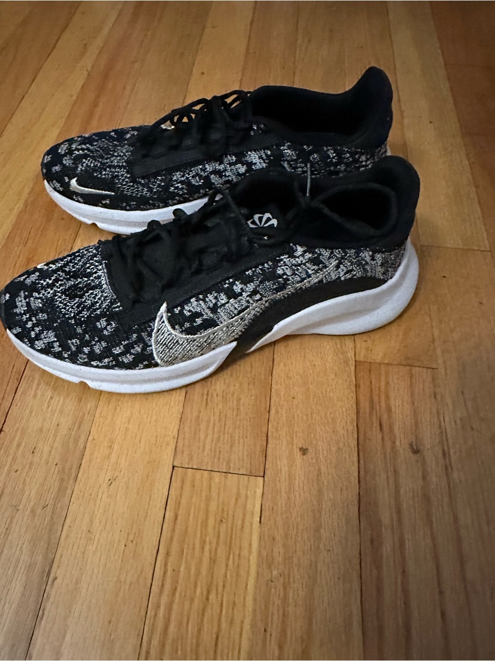 Nike Women's Black and White Knit weight training Shoes